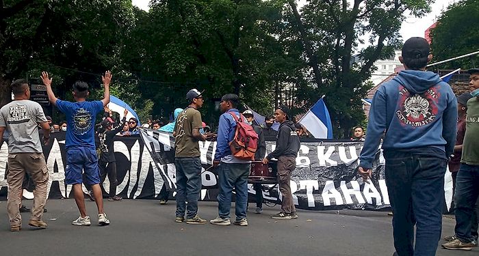 VIDEO dan FOTO-FOTO: Aksi Ratusan Bobotoh Geruduk Graha Persib